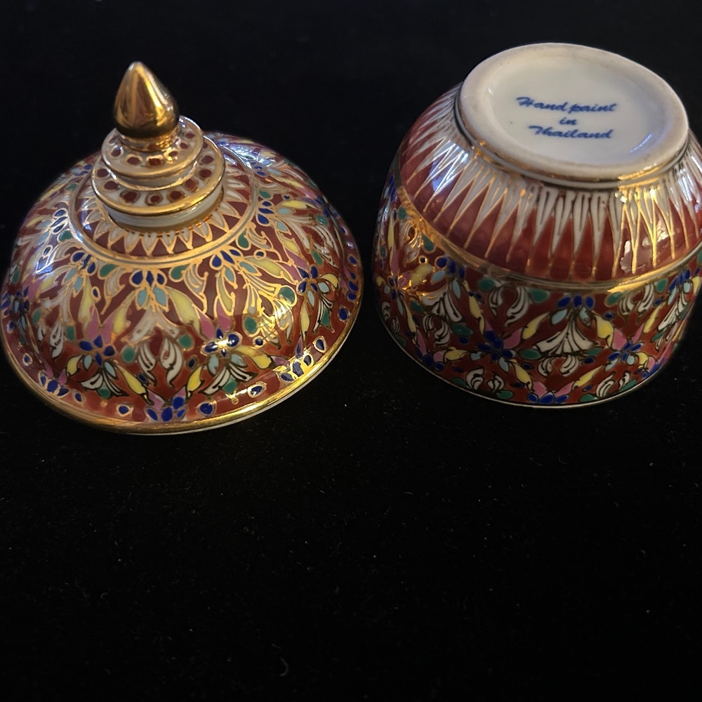VINTAGE HAND PAINTED IN THAILAND SMALL THAI BENJARONG TRINKET BOX